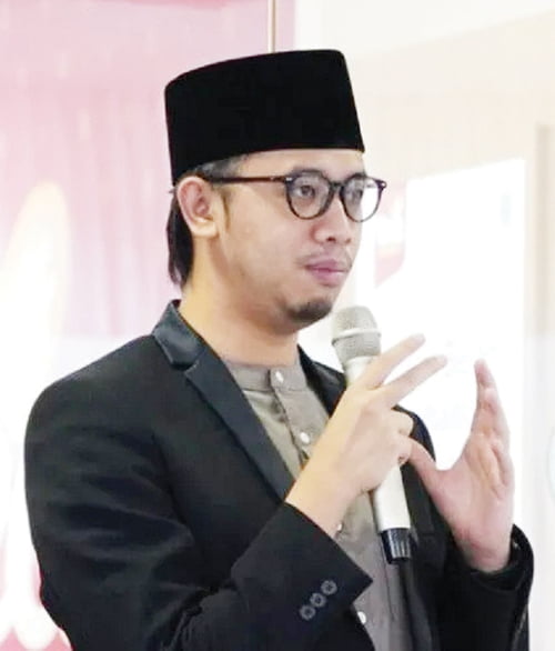 Razia Siang dan Malam, Enam PSK dan Waria Online Terjaring Selama Sepekan 1 BERANTAS PEKAT— Wali Kota Bukittinggi
Erman Safar meminta Satpol PP untuk bekerja siang malam agar dapat memberantas pekat yang
ada di Bukittinggi.