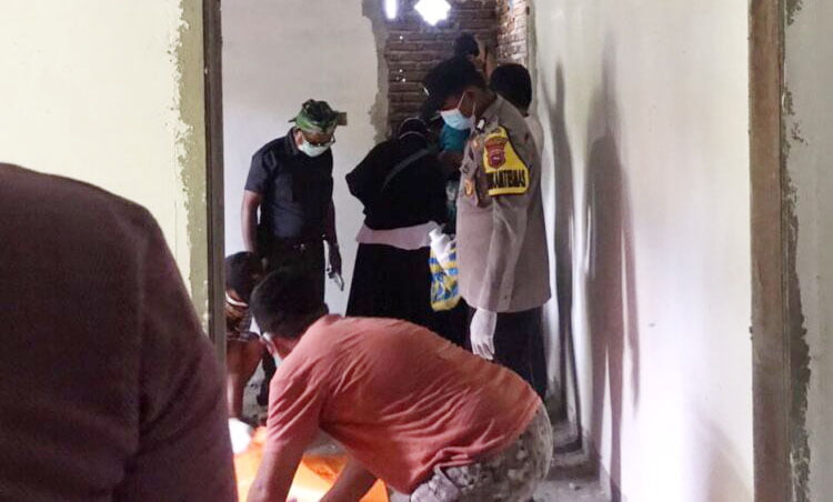 Pria Lansia Tewas Membusuk di Rumah Kosong 1 TEWAS MEMBUSUK— Polisi mengevakuasi mayat pria lansia yang membusuk di rumah kosong, Nagari Manggopoh, Kecamatan Lubuk Basung, Kabupaten Agam.