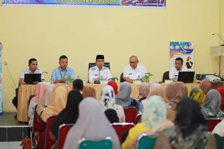 Sosialisasi Kader Poktan Bina Keluarga Balita, Upaya Kurangi Balita Alami Gizi Buruk 1 SAMBUTAN—Wakil Wali Kota Solok, Ramadhani memberi sambutan pada sosialisasi Kader Poktan Bina Keluarga Balita (BKB).