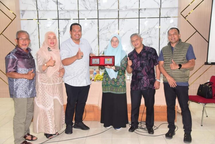 Jelang Akhir Masa Jabatan Pasangan Gama, Komitmen Majukan Daerah dalam Segala Bidang 1 VERIFIKASI— Sekda Kota PAriaman Yota Balad saat menerima tim verifikasi nasional.