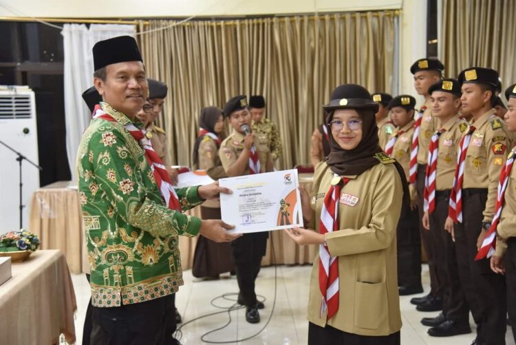 SERAHKAN SERTIFIKAT— Wali Kota Pariaman H Genius Umar  menyerahkan sertifikat dan tanda Ikut serta kegiatan pada peserta Raimuna Nasional XII tahun 2023, Kwartir Cabang (Kwarcab) 16 Pramuka Kota Pariaman.