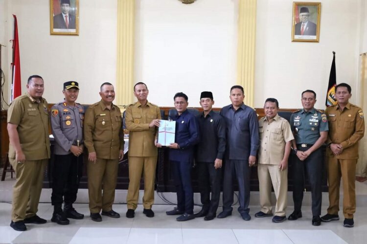 SERAHKAN NOTA RANPERDA— Wako H Genius Umar, Wawako Mardison Mahyuddin bersama ketua DPRD saat serahkan nota penjelasan ranperda.