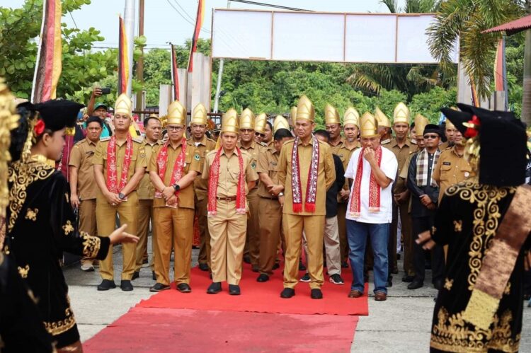 PENILAIAN— Wako menyambut kedatangan tim penilaian lomba camat berprestasi tingkat Sumbar