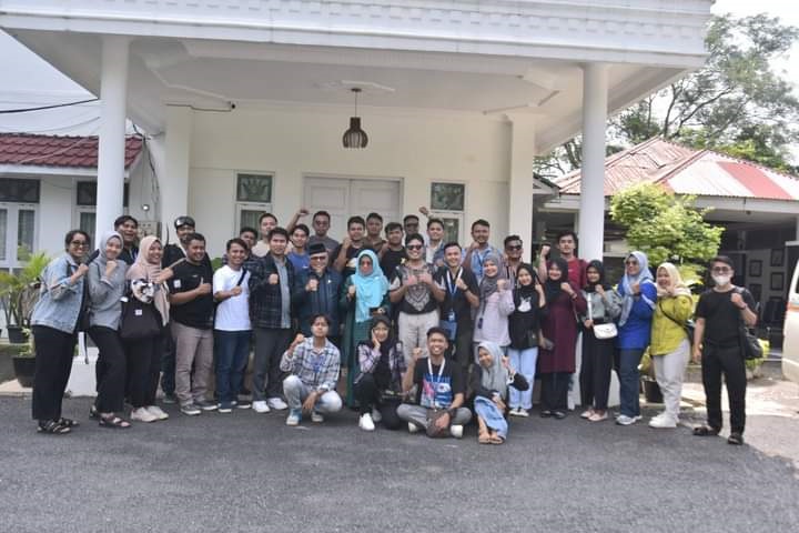 Foto bersama di rumah dinas Wakil Walikota Sawahlunto Zohirin Sayuti