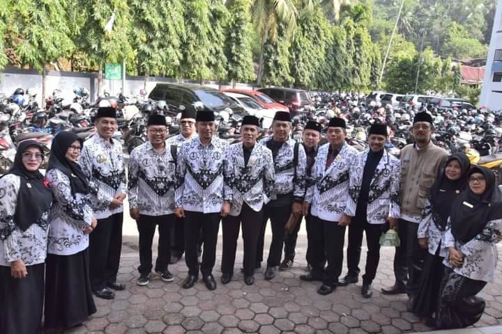 Bekerja Mendidik Anak-anak Sawahlunto, Wako Deri Asta Sampaikan Terima Kasih pada Guru 1 SEMINAR GURU— Wako Sawahlunto Deri Asta berfoto bersama dengan tenaga pendidik usai Seminar Nasional Persatuan Guru Republik Indonesia (PGRI), Sabtu (2/9).