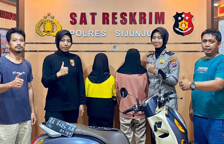 Gawat! 2 Gadis Remaja jadi Penjahat, Curi Sepeda Motor dan Menjarah di Indekos 1 MENCURI— Jajaran Satreskrim Polres Sijunjung menangkap dua gadis remaja yang terlibat kasus pencurian di indekos.