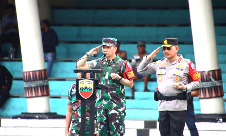 APEL— Pangdam II Bukit Barisan, Mayjen TNI Mochammad Hasan didampingi Kapolda Sumbar Irjen Pol Suharyono memimpin apel kesiapan pasukan dalam pengamanan kunjungan Wakil Presiden RI ke Kota Padang.