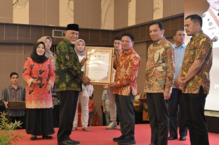 MALAM ANUGERAH—Gubernur Sumbar, Mahyeldi Ansharullah saat Malam Anugerah Penghargaan Paritrana Award Tahun 2022, di salah satu hotel di Padang, Senin (4/9) malam.
