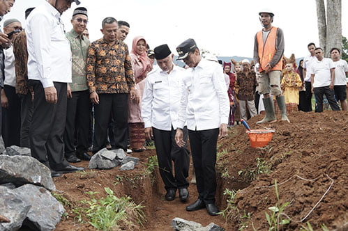 Pembangunan Gedung SMK Kesehatan Akabiluru Dimulai Pemprov Bangun 15 Unit Sekolah Baru hingga 2024 1 PEMBUANGAN GEDUNG SMK— Gubernur Sumbar, Mahyeldi Ansharullah bersama Bupati Syafruddin meletakkan batu pertama pembangunan USB SMK Kesehatan Negeri Akabiluru, Kabupaten Limapuluh Kota, Rabu (20/9).