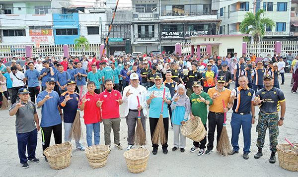 Aksi GeBer Peringati Harhubnas 2023, Gubernur Ingatkan Ancaman Masalah Sampah 1 GERAKAN BERSIH PELABUHAN— Gubernur Sumbar, Mahyeldi Ansharullah berfoto bersama saat menghadiri agenda GeBer Pelabuhan Peringati Harhubnas 2023 di Pelabuhan Muaro, Padang, Rabu (13/9).