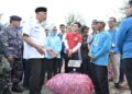 Nelayan Pengumpul Sampah Terbanyak di Pantai Padang, Gubernur Sumbar Mahyeldi Siapkan Hadiah Umrah 10 Nelayan Pengumpul Sampah Terbanyak di Pantai Padang, Gubernur Sumbar Mahyeldi Siapkan Hadiah Umrah