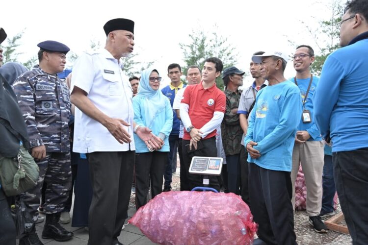 Nelayan Pengumpul Sampah Terbanyak di Pantai Padang, Gubernur Sumbar Mahyeldi Siapkan Hadiah Umrah 1 CINTA LAUT— Gubenrur Mahyeldii menghadiri peringatan gerakan nasional Bulan Cinta Laut (BCL) - Gerakan Partisipasi Nelayan Mengambil Sampah Laut, Rabu (6/9) di Pantai Muaro Lasak, Kota Padang.