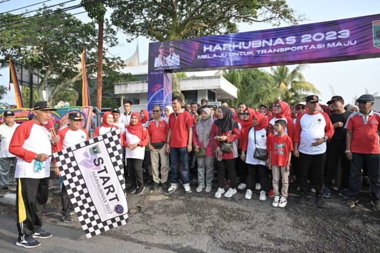 Gubernur Sumbar Lepas Jalan Sehat Harhubnas 2023, Saatnya Berbenah Wujudkan Transportasi Berkualitas dan Nyaman 1 JALAN SEHAT HARHUBNAS— Peserta jalan sehat memperingati Harhubnas 2023, dilepas langsung oleh Gubernur Sumbar, Mahyeldi Ansharullah didampingi Kepala Dishub Sumbar, Dedi Diantaolani, Minggu (17/9).