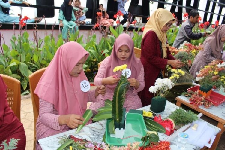 Dapatkan Nilai Tambah, Pemko Gelar Lomba Merangkai Bunga Krisan 1 RANGKAI BUNGA— Peserta lomba dari 5 kabupaten mengikuti kegiatan lomba merangkai bunga krisan.