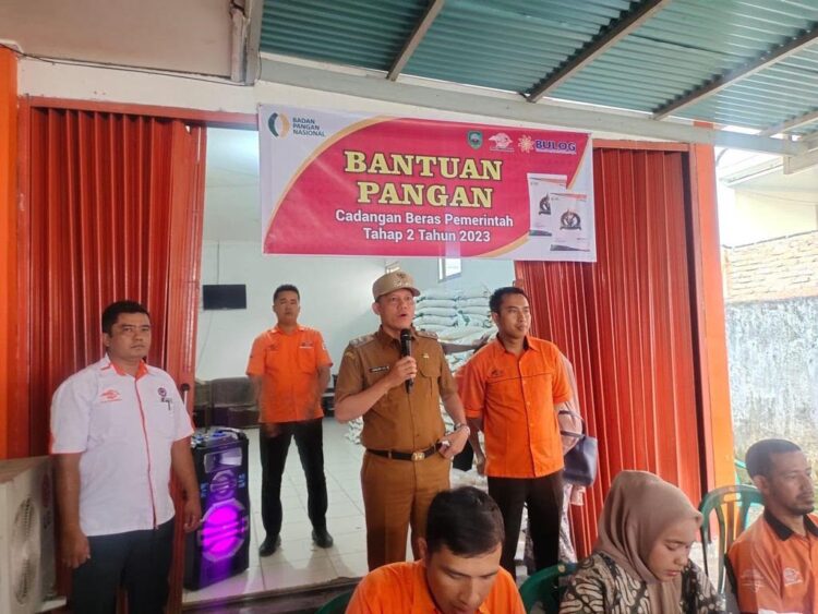 BANTUAN PANGAN— Wabup Pasaman Sabar AS memberikan sanbutan saat penyerahan bantuan pangan cadangan beras pemerintah tahap II tahun 2023 di Kantor Pos Lubuk Sikaping.