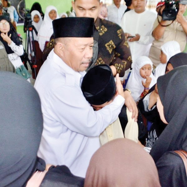 Hadiri Lomba Cerdas Al-Quran, Bupati AWR Angkat Dua Anak Asuh 1 ANGKAT ANAK ASUH— Bupati Agam, Andri Warman, menghadiri Lomba Cerdas Al-Quran Tingkat SD dan SMP se-Kabupaten Agam di SMP Negeri 2 Matur, dalam kesempatan tersebut Bupati mengangkat dua orang peserta lomba menjadi anak asuhnya.