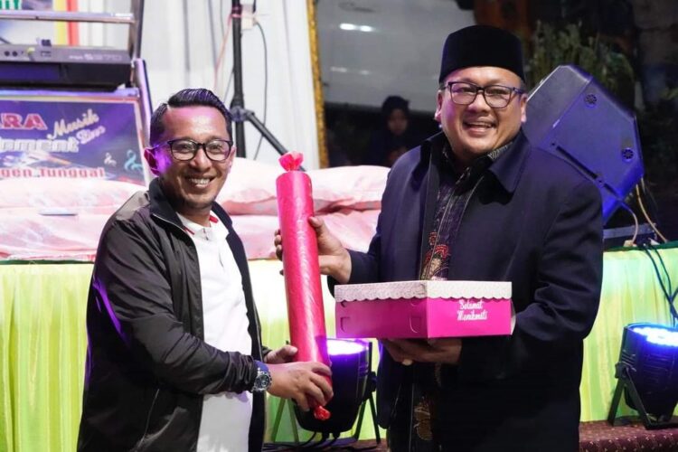 Bupati Hadiri Malam Penggalangan Dana di Jorong Badui 1 PENGGALANGAN DANA—Bupati Eka Putra bersama Ketua DPRD Roni Mulyadi. Dt Bungsu menghadiri kegiatan penggalangan dana di Jorong Badui.
