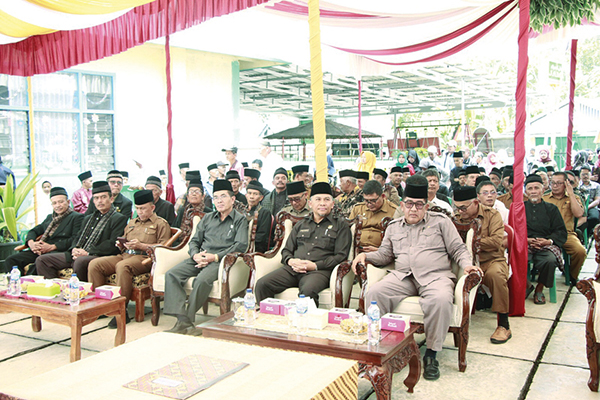 Hadiri Sertijab di Kamang Magek, Novi Irwan: Bekerja Profesional, Kedepankan Dedikasi dan Loyalitas 1 HADARI SERTIJAB— Ketua DPRD Kabupaten Agam Novi Irwan, menghadiri Sertijab Wali Nagari Pauh Kamang Mudiak Kecamatan Kamang Magek masa bakti 2023-2029 dari Pj Handanir ke Wali Nagari Ahmad Latif, Selasa (12/9).