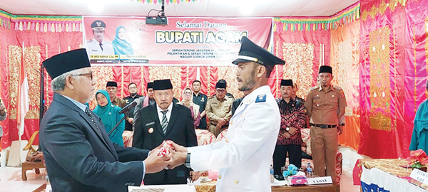 SERTIJAB— Bupati Agam Andri Warman menyaksikan sertijab Wali Nagari Wali Nagari Sianok Anam Suku di SMPN 2 Lambah, Kecamatan IV Koto, Selasa (5/9).