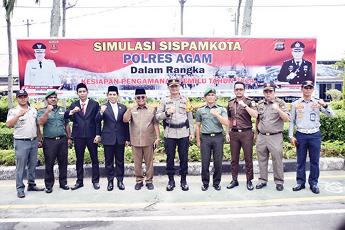 Antisipasi Kekacauan Pemilu 2024, Polres Agam Gelar Simulasi Sispamkota 1 FOTO BERSAMA— Sekda Agam Edi Busti bersama unsure Forkopimda usai pelaksanaan simulasi Sispamkota menghadapi pemilu Tahun 2024, Senin (18/9).