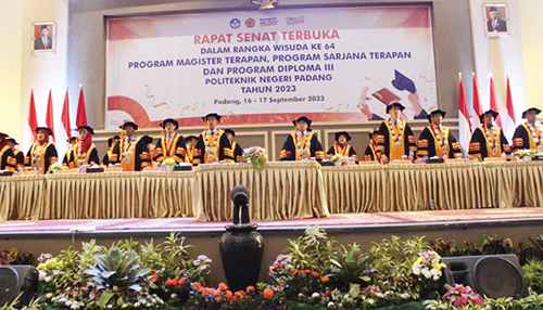 RAPAT SENAT TERBUKA— Direktur Politeknik Negeri Padang PNP, Surfa Yondri dan jajaran senat saat menghadiri acara wisuda angkatan ke-64, Sabtu (16/9).