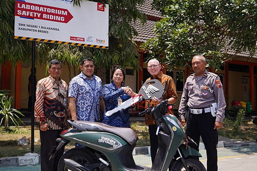 Sambut Hari Lalu Lintas Bhayangkara, Yayasan AHM Siapkan Duta Safety Riding Milenial 1 SERAHKAN MOTOR— Perwakilan Yayasan AHM Agus Subagja (Kanan ke-2) menyerahkan satu unit sepeda motor untuk kegiatan belajar Safety Riding Lab Astra Honda.