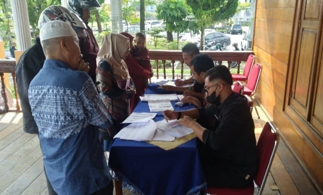 ANTUSIAS— Masyarakat Pariaman antusias mendaftar Jalan Sehat Gebu Minang