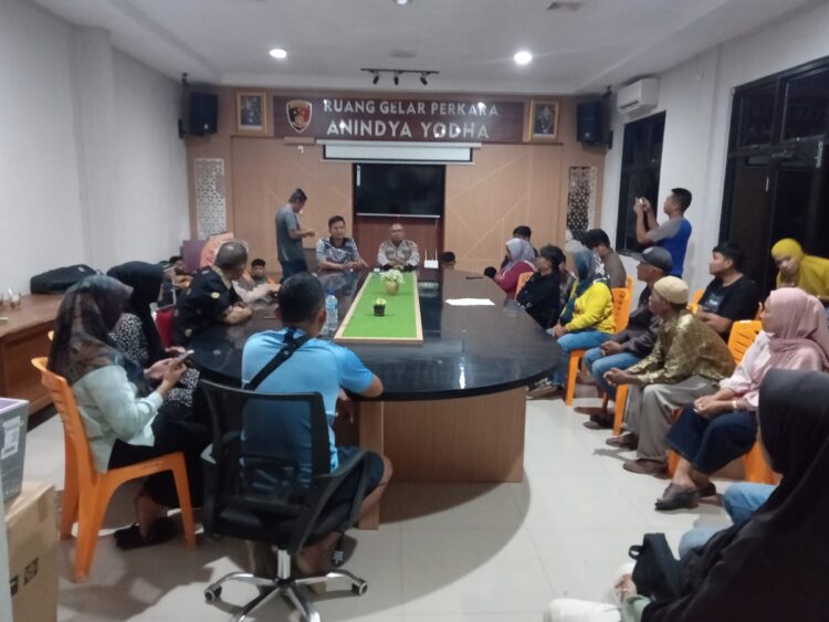 Kapolsek Bubarkan Tawuran SMK N 2 - SMAN 1, Polisi Amankan 20 Orang Siswa 1 ORTU DIPANGGIL—Kapolsek Barangin Iptu Joni Indra, memberikan arahan pada orang tua siswa yang bermasalah terlibat tawuran.