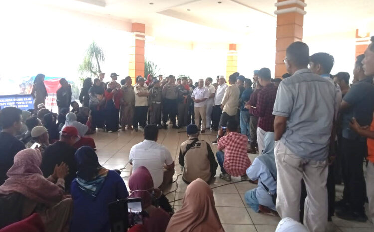 DEMO— Puluhan warga Nagari Kajai, Kecamatan Talamau, yang menjadi korban gempa demo di Kantor Bupati Pasbar.