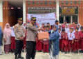 Polri Peduli Budaya Literasi, Kapolres Bagi Ratusan Buku Bacaan di Tiga SD 10 Polri Peduli Budaya Literasi, Kapolres Bagi Ratusan Buku Bacaan di Tiga SD