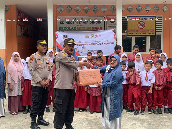 Polri Peduli Budaya Literasi, Kapolres Bagi Ratusan Buku Bacaan di Tiga SD 1 SERAHKAN—Kapolres Sawahlunto AKBP Purwanto Hari Subekti, S. Sos, serahkan bantuan buku bacaan.