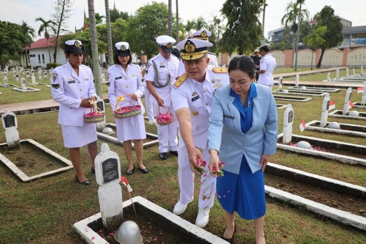 TABUR BUNGA—Danlantamal II Laksamana Pertama Benny Febri  dan Ketua Koordinator Cabang Korcab II Daerah Jalasenastri Armada DJA I Ny Wiwik Benny Febri, tabur bunga.