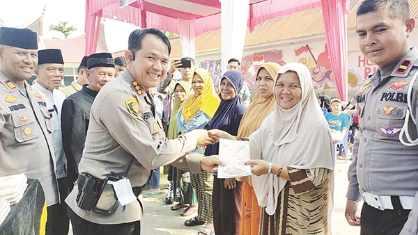Musim Kemarau Melanda, Polresta Padang Berikan Bantuan Sumur Bor Dan Mesin Pompa Air 1 POLRI PEDULI— Kapolresta Padang Kombes pol Ferry Harahap, memberikan buku sekaligus memberikan bantuan sumur bor dan pompa air dalam program Polri Peduli, untuk masyarakat Balai Gadang, Kecamatan Koto Tangah, Jumat (8/9).
