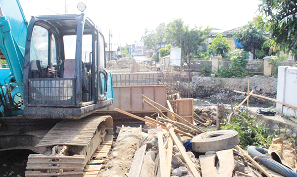 Warga Terganggu dengan Proyek Jembatan di Parak Karakah, Aktivitas Ekonomi Terhambat, Minta Pengerjaannya Dituntaskan 1 JEMBATAN PARAK KARAKAH— Sejumlah pekerja tengah melakukan pengerjaan proyek pembangunan jembatan di jalan Parak Karakah, Kelurahan Kubu Dalam Parak Karakah, Kecamatan Padang Timur, Sabtu (9/9). Pembangunan jembatan ini sempat diprotes.
