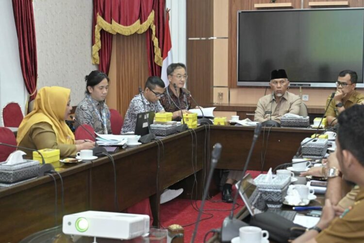 PERTEMUAN—Gubernur Sumbar, Mahyeldi Ansharullah saat pertemuan dengan rombongan perwakilan JICA di ruang rapat Istana Gubernur Sumbar, Senin (11/9).