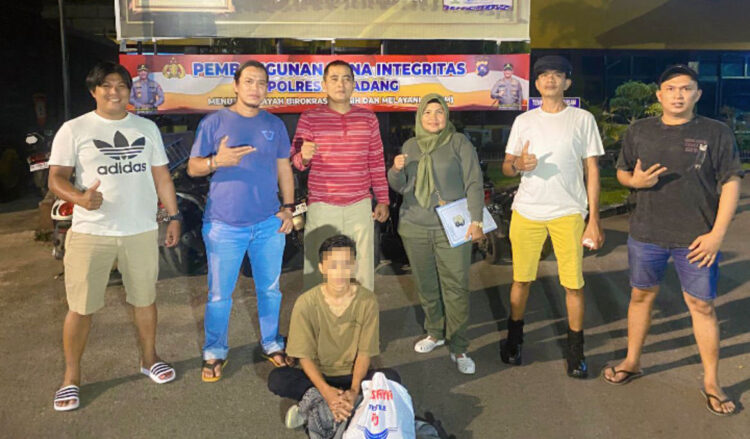 Kenal dari Medsos, Pemuda Cabuli Siswi SMA di Penginapan 1 CABUL— Pelaku Fran Edita Putra yang mencabuli siswi SMA diamankan di Mapolresta Padang.