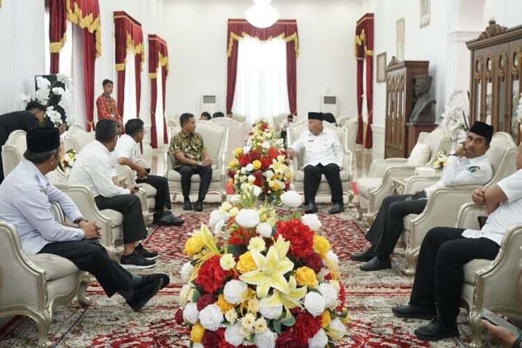 PEMBAHASAN MTQ— Bupati Khairunnas melakukan dialog dengan Gubernur Sumbar Mahyeldi dalam rangka persiapan MTQ, Rabu (13/9).