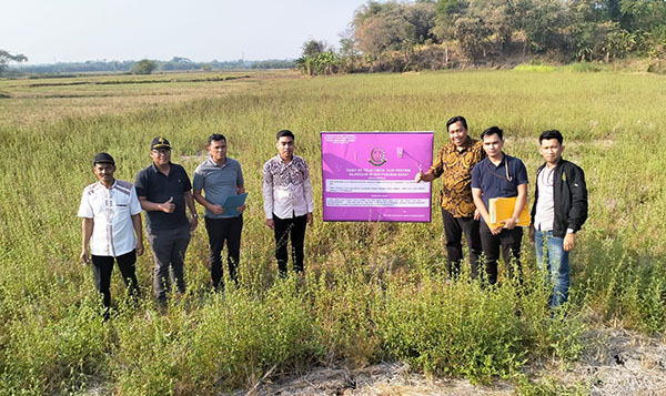 Lagi, Aset Tanah Tersangka Korupsi RSUD Pasbar Disita Jaksa, Nilainya Rp 3 Miliar, Berada di Bekasi 1 SITA ASET— Tim Kejari Pasbar melakukan penyitaan terhadap tiga bidang tanah milik tersangka korupsi RSUD Pasaman Barat, AA di Bekasi.