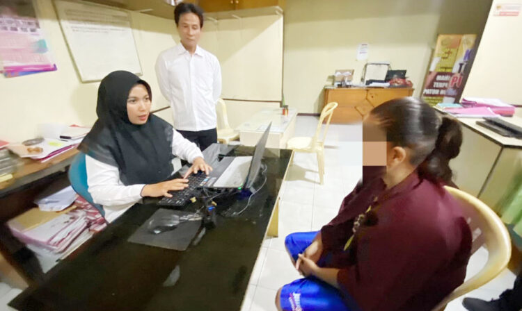 Wanita Penjual Sosis Nyambi jadi Mucikari, Saudara Tiri Bawah Umur Dijadikan PSK, Dijual ke Lelaki dengan Tarif Rp 1 Juta 1 TPPO— Pelaku RG (42) yang terlibat dalam kasus TPPO dengan modus ekploitasi seksual anak di bawah umur, ditangkap jajaran Polres Payakumbuh.
