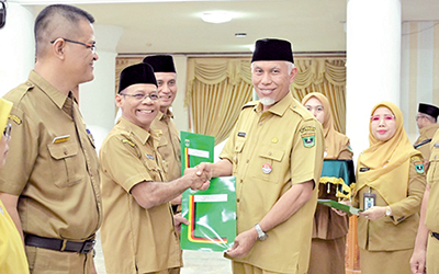 2.188 ASN di Sumbar Naik Pangkat, Gubernur Minta Tingkatkan Kualitas dan Profesionalitas 1 SERAHKAN SK KENAIKAN PANGKAT— Gubernur Sumbar Mahyeldi Ansharullah menyerahkan SK tentang Kenaikan Pangkat bagi 2.118 PNS periode 1 Oktober 2023, di lingkungan Pemprov Sumbar dan Kabupaten/Kota se-Sumbar, di Aula Kantor Gubernur Sumbar, Selasa (19/9).