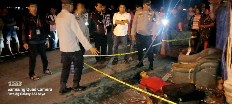 Pemulang Ditemukan Tewas di Tempat Sampah 1 IDENTIFIKASI— Petugas kepolisian melakukan identifikasi terhadap korban yang ditemukan tewas di pinggir jalan di Tanjung Aur, RT 001 RW 004 Kelurahan Balai Gadang Kecamatan Koto Tangah, Kota Padang, Kamis (21/9) malam.