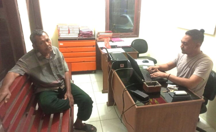 Gegara Motor Tergores, Mamak Pukuli Kemenakan hingga Babak Belur 1 PENGANIAYA—Pelaku MS (60) yang menganiaya kemenakannya diinterogasi anggota Polsek Sungai Geringging.