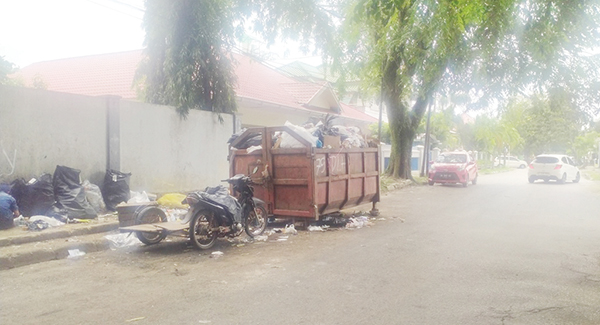 Soal Sampah, Wako dan Wawako Beda Persepsi, Ekos Albar: Padang Miliki TPA yang Luas 1 TPS SELALU PENUH— Salah satu kondisi kontainer yang selalu dipenuhi sampah di salah satu Tempat Pembuangan Sementara (TPS) yang berada di Kelurahan Jati, Kecamatan Padang Timur, Kamis (14/9) pukul 14.00 wib siang.
