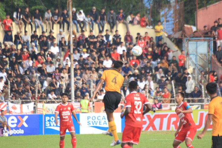 LIGA 2—SPFC (jersey merah) berhadapan dengan PSDS Deli Serdang dalam pekan pertama Pegadaian Liga 2 2023/2024, Minggu (10/9) di Stadion GHAS. Kabau Sirah menang dengan skor 2-0 berkat brace yang diciptakan oleh Kenneth di babak kedua.