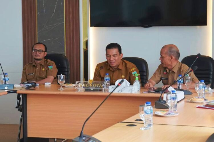 ZOOM MEETING— Sekda Padangpanjang Sonny Budaya Putra dalam Zoom meeting mendengarkan instruksi Presiden dalam penekanan inflasi daerah.