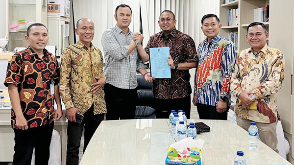 Puji Kepemimpinan Bupati dan Wabup Sijunjung, Andre Rosiade Yakin Benny-Radi Jabat 2 Periode 1 BERKUNJUNG— Bupati Sijunjung Benny Dwifa Yuswir didampingi Kadis Kominfo David Rinaldo dan tokoh masyarakat Sijunjung mengunjungi Anggota DPR RI Andre Rosiade di Senayan, meminta sejumlah program pembangunan untuk Kabupaten Sijunjung.