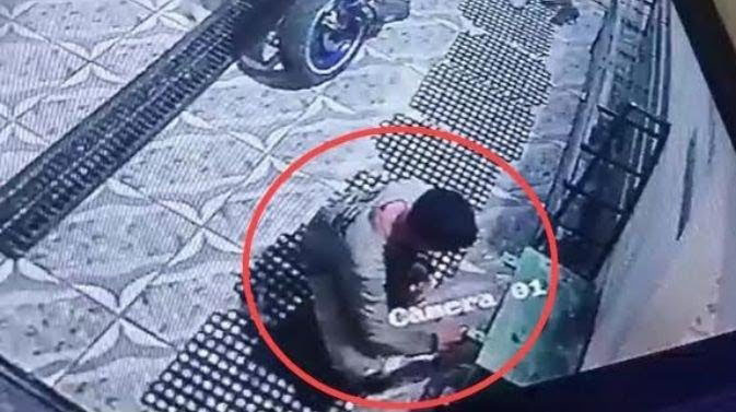 PENCURI KOTAK AMAL— Tangkapan layar rekaman CCTV yang memperlihatkan aksi pencurian uang kotak amal di Masjid Al Jadid Simpang Haru, Kecamatan Padang Timur, Kota Padang.