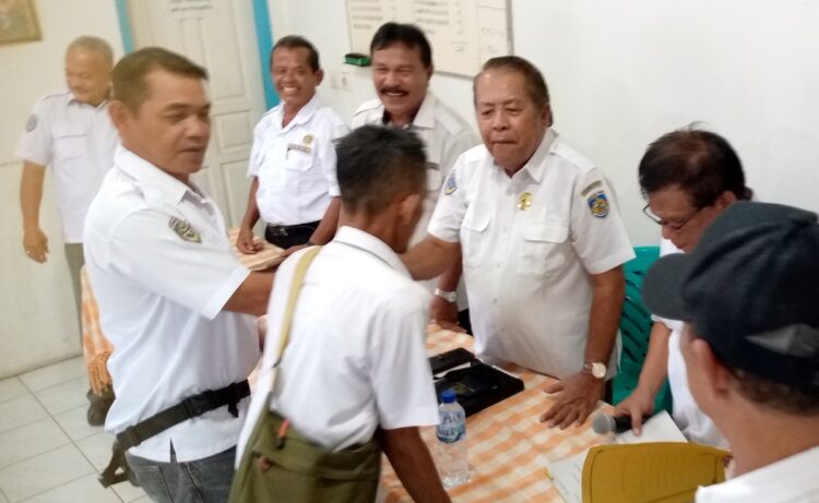 RAPAT ANGGOTA— Ketua Koperbam Chandra salam komando dengan Ketua PUK, F- SPTI, K-SPSI TKM Telukbayur Yonismon usai rapat, Kamis (14/9).