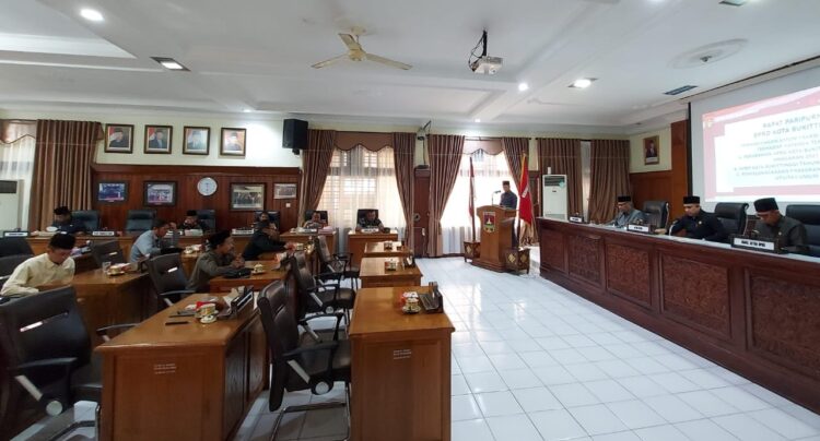 Wawako Hantarkan Ranperda Perubahan APBD 2023 dan APBD 2024, Bersamaan Ranperda Penyelenggaraan Prasarana, Sarana dan Utilitas Umum 1 KETUA DPRD Bukittinggi, Beny Yusrial, menyampaikan APBD pada dasarnya merupakan implementasi dari Rencana Kerja Pemerintah Daerah dalam bentuk rencana keuangan tahunan daerah yang disetujui oleh DPRD.
