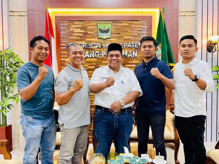 ”IMI Ada, Yang Suka Balapan di Sini Tempatnya” 1 KUNJUNGAN— Bupati Suhatri Bur bersama pengurus IMI